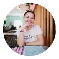 photo of the author Shauna Davies