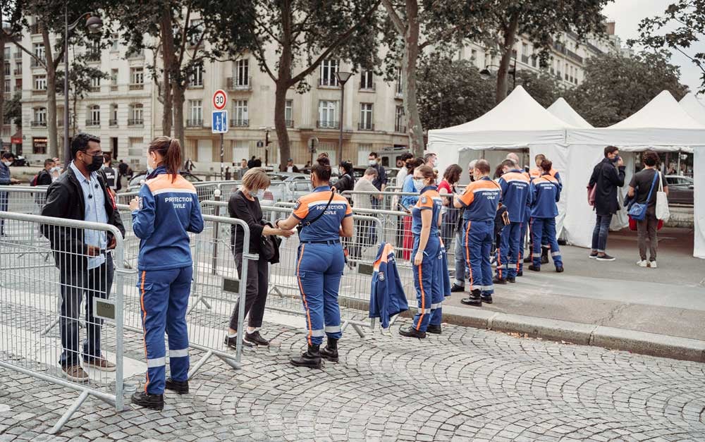 people-scanning-in-workers